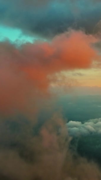 Létání Jasných Mracích Nad Mořem Jasných Barvách Západu Slunce Svislé — Stock video