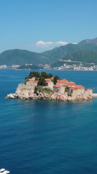 Αεροφωτογραφία Του Νησιού Του Θέρετρου Σβέτι Στεφάν Στο Μαυροβούνιο Κάθετη — Αρχείο Βίντεο