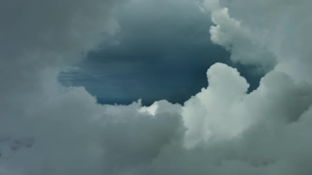 Fliegen Durch Schöne Weiße Flauschige Wolken Blauen Himmel Flugzeugreise Hintergrund — Stockvideo