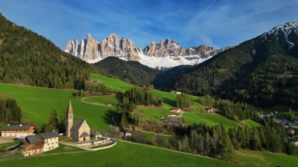 Våren Landskap Med Sticket Santa Magdalena Byn Italienska Dolomiterna Alperna — Stockvideo