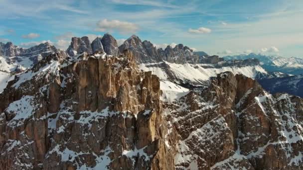Gün Batımında Kar Altındaki Muhteşem Kayalık Dağların Hava Manzarası Dolomitler — Stok video