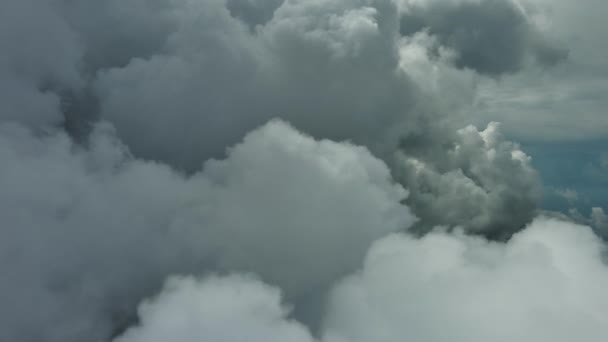 Terbang Melalui Awan Halus Putih Yang Indah Langit Biru Latar — Stok Video