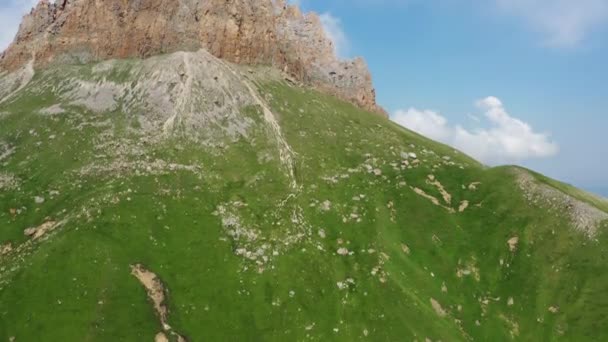 바르디 카리아 러시아 러시아 환상적 절벽들이 시어머니치아 근처를 비행하는 — 비디오