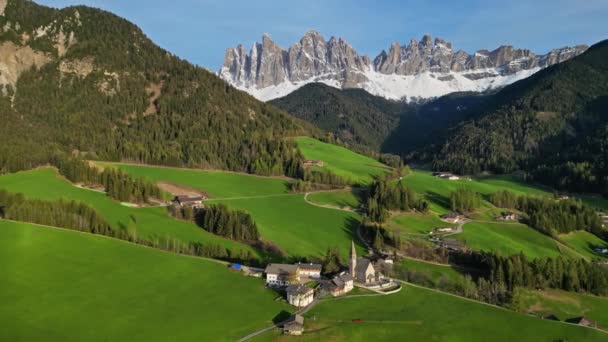 Frühlingslandschaft Mit Dorf Santa Magdalena Italienische Dolomiten Südtirol Villnösser Tal — Stockvideo