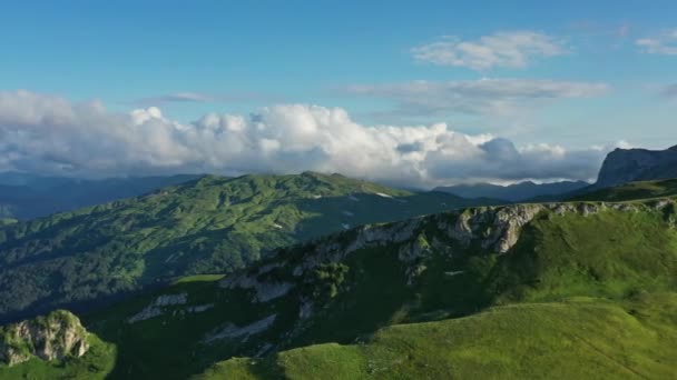 วพาโนรามาทางอากาศของภ เขา Oshten ในฤด Adygea เขา Caucasus — วีดีโอสต็อก