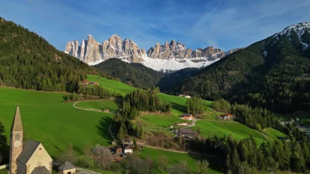 Vårlandskap Med Byn Santa Magdalena Italienska Dolomiter Alperna Sydtyrolen Val — Stockvideo