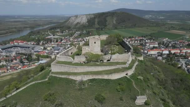 丘の上の破壊された城の周りの空中 都市ハインブルクデルナ川とドナウ川 — ストック動画