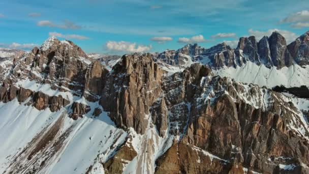 Αεροφωτογραφία Του Καταπληκτικού Βραχώδη Βουνά Στο Χιόνι Στο Ηλιοβασίλεμα Δολομίτες — Αρχείο Βίντεο