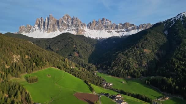 Paisaje Primaveral Con Pueblo Santa Magdalena Alpes Dolomitas Italianos Tirol — Vídeo de stock