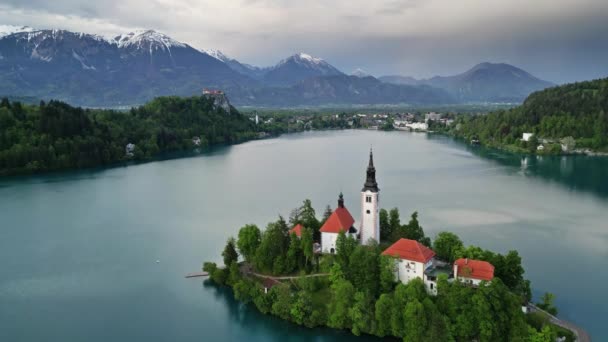 日没後の小さな島 スロベニア 4Kでマリアの仮定の巡礼教会とブレッド湖の空中ビュー — ストック動画