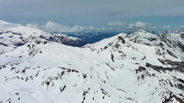 눈덮인 산맥의 풍경을 구름으로 공중에서 수있습니다 오스트리아 알프스 — 비디오