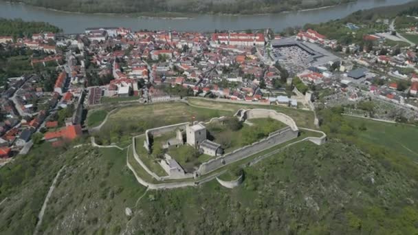 ハインブルクの丘の破壊された城 オーストリアのデル デューナ川とダヌーブ川の空中観測 — ストック動画