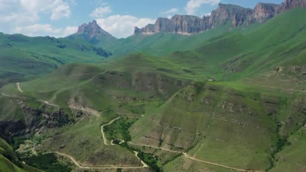Εναέρια Καλοκαιρινή Πανόραμα Στα Βουνά Του Καυκάσου Δημοκρατία Του Καμπαρντίνο — Αρχείο Βίντεο