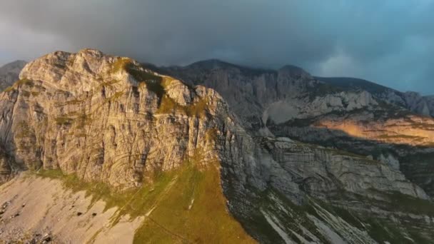 从空中俯瞰山谷上壮观的落日 欧洲黑山Durmitor国家公园的美丽风景 — 图库视频影像