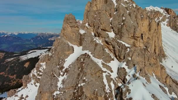 Vista Aérea Torno Incríveis Montanhas Rochosas Neve Pôr Sol Dolomites — Vídeo de Stock
