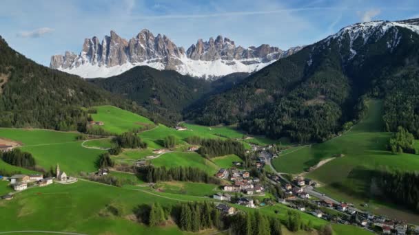 Vårlandskap Med Byn Santa Magdalena Italienska Dolomiter Alperna Sydtyrolen Val — Stockvideo