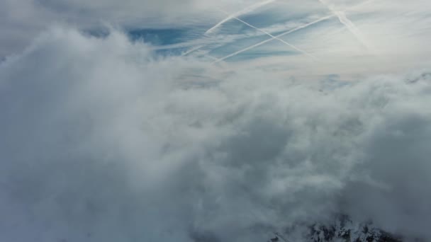 移動雲と雪の山の範囲の風景の空中ビュー アルプス山脈 オーストリア — ストック動画