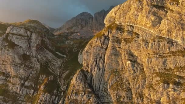 从空中俯瞰山谷上壮观的落日 欧洲黑山Durmitor国家公园的美丽风景 — 图库视频影像
