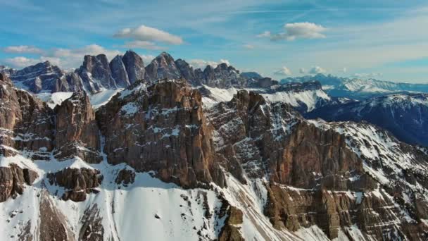 Gün Batımında Kardaki Muhteşem Kayalık Dağların Etrafındaki Hava Manzarası Dolomitler — Stok video