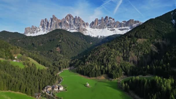 Voorjaarslandschap Met Schutting Het Dorp Santa Magdalena Italiaanse Dolomieten Alpen — Stockvideo