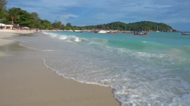 Білий Піщаний Пляж Човни Морі Тропічному Острові Кох Ліпе Таїланд — стокове відео