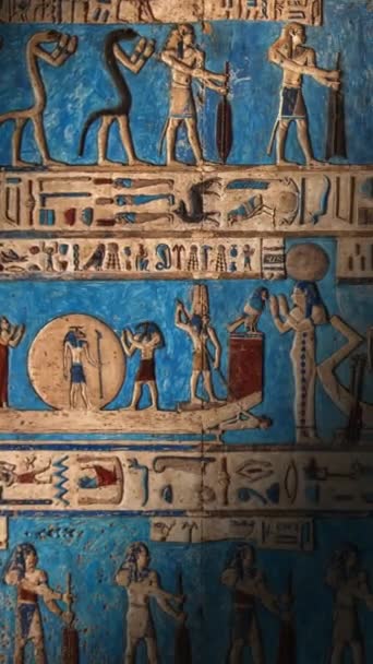 Світла Пляма Рухається Ієрогліфічних Різьбленнях Картинах Внутрішніх Стінах Стародавнього Єгипетського — стокове відео