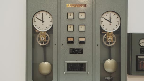 古い振り子時計 アンペア メートル ヴィンテージ メートル 産業設定の時間そして電気を測定する器械 — ストック動画