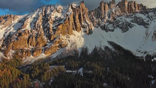 日落时分 意大利白云石 在雪地上令人惊奇的岩石山的空中景观 — 图库视频影像