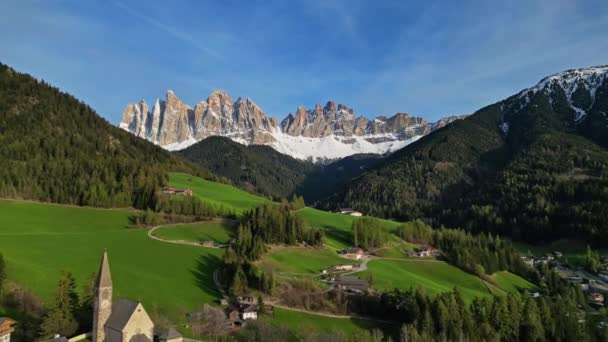 Paisaje Primaveral Con Estacada Pueblo Santa Magdalena Alpes Dolomitas Italianos — Vídeos de Stock