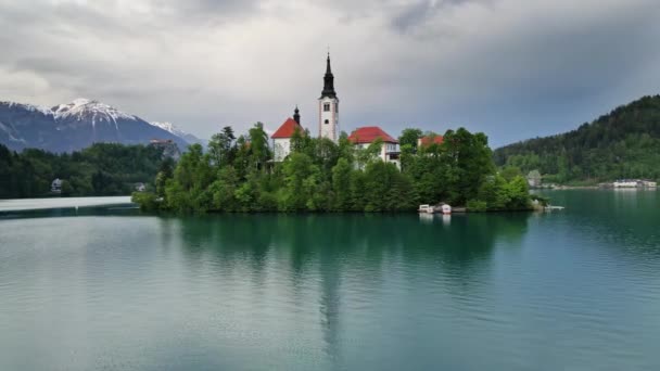 日曜日 スロベニア 4Kの後の小さな島でマリアの仮定の巡礼教会とブレッド湖の眺めの周りの空中 — ストック動画