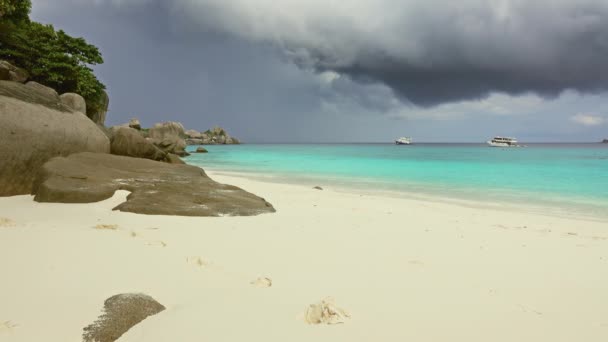 Lanskap Dengan Pantai Pasir Putih Dan Langit Badai Pulau Similan — Stok Video