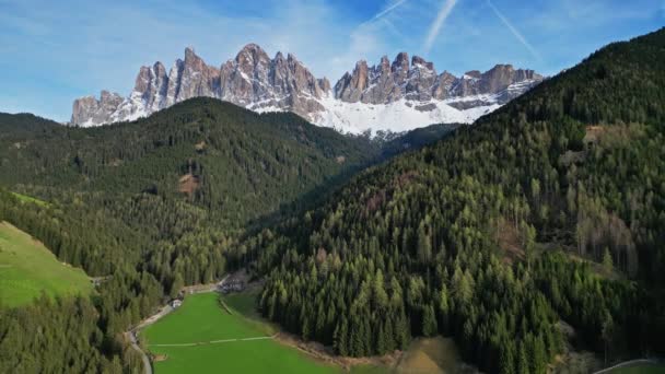 Frühlingslandschaft Mit Kirche Dorf Santa Magdalena Italienische Dolomiten Südtirol Villnösser — Stockvideo