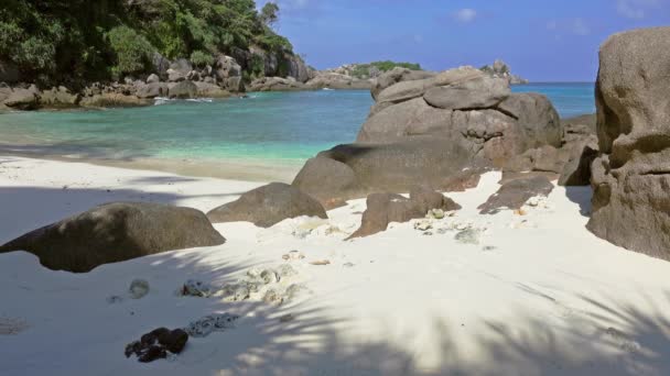 天堂热带海滩之间的岩石相似的岛屿 — 图库视频影像