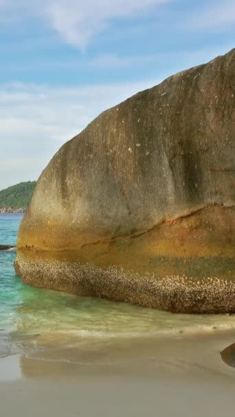 Paradise Beach Rocks Similan Islands Thailand Vertical Video — Stockvideo