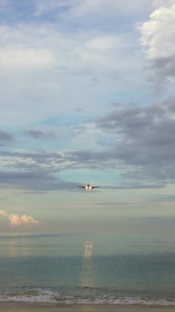 Επιβατικό Αεροπλάνο Πριν Προσγειωθεί Πάνω Από Τροπική Παραλία Πρωί Κάθετη — Αρχείο Βίντεο