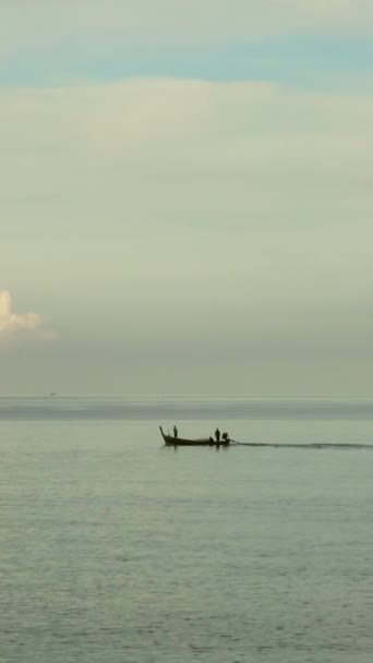 Longtail Βάρκες Στη Θάλασσα Πρωί Ταϊλάνδη Κάθετη Βίντεο — Αρχείο Βίντεο