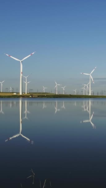 Rüzgâr Değirmenleri Göl Kenarında Yansıtan Türbinler Dikey Video — Stok video