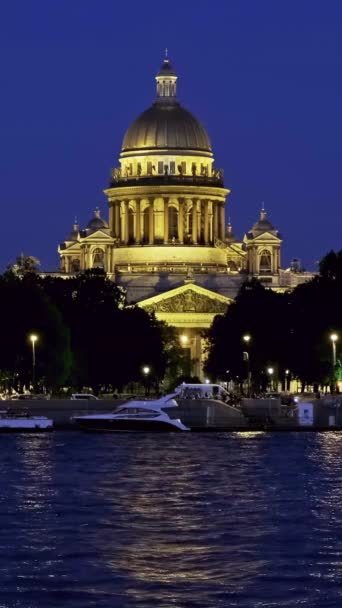 Katedrála Izáka Nočním Osvětlení Řeka Neva Petrohrad Rusko Svislé Video — Stock video