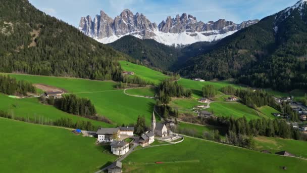 サンタ マグダレナ村 イタリアのドロマイトアルプス 南チロル バルディ ファーンズ イタリア 4Kで春の風景 — ストック動画