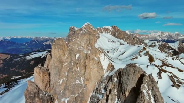 ドロマイト イタリア 4Kで雪の中で素晴らしい岩の山の景色の周りの空中 — ストック動画