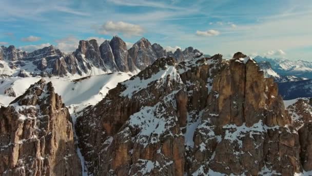 Αεροφωτογραφία Των Καταπληκτικών Βραχωδών Βουνών Στο Χιόνι Ηλιοβασίλεμα Δολομίτες Ιταλία — Αρχείο Βίντεο