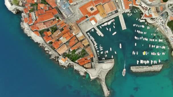 アドリア海 ヨーロッパ 4Kのクロアチア南部海岸のドゥブロヴニクの空中トップビュー — ストック動画