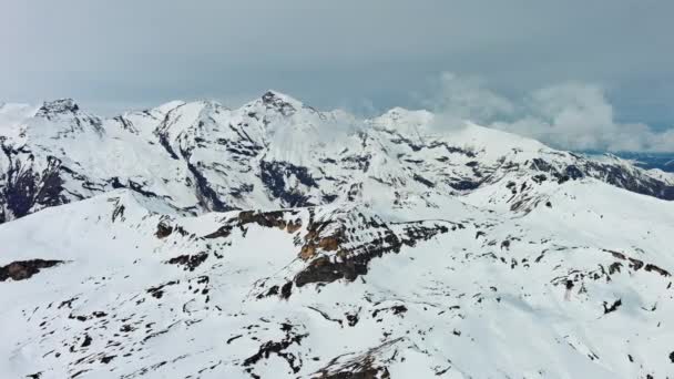 Luftaufnahme Der Schneebedeckten Gebirgslandschaft Mit Wolken Alpen Berge Österreich Panorama — Stockvideo