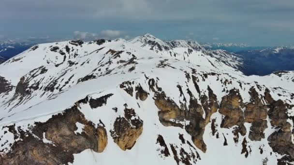 Vista Aérea Torno Montanha Neve Paisagem Com Nuvens Alpes Montanhas — Vídeo de Stock