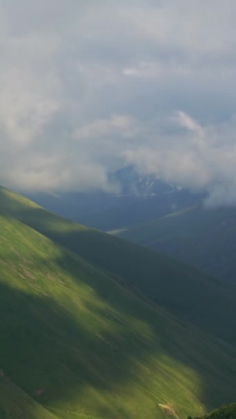 美丽的风景 在暮色中的群山云彩中 俄罗斯高加索 拉长了时间 垂直录像 — 图库视频影像