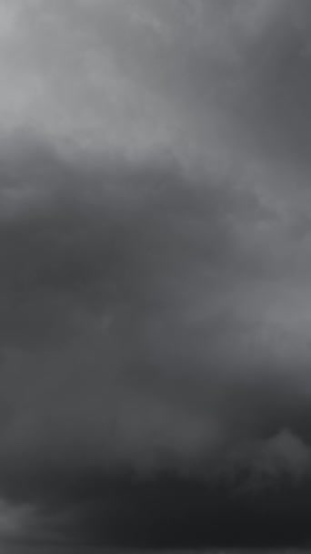 劇的な暗い嵐の雲が急速に動いています 垂直ビデオ — ストック動画