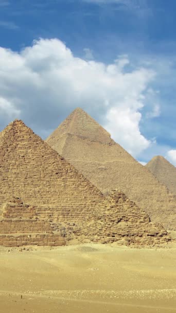 エジプトのギザ カイロにある偉大なピラミッドの上に雲があるタイムラプス バーティカルビデオ — ストック動画