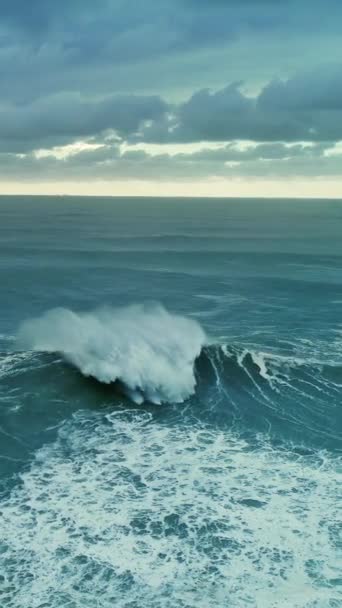 Fırtınada Atlantik Okyanusu Nun Büyük Dalgalarının Havadan Görüntüsü Dikey Video — Stok video