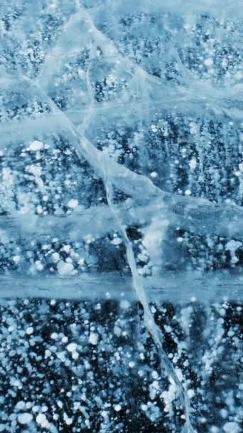 Hermoso Hielo Azul Transparente Burbujas Metano Congelado Textura Del Fondo — Vídeos de Stock