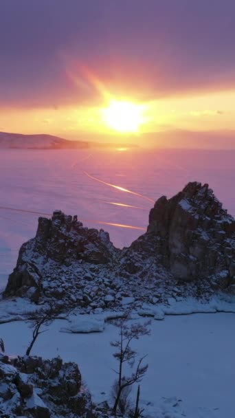 Günbatımında Şaman Kayası Nın Hava Manzarası Rusya Nın Sibirya Kış — Stok video